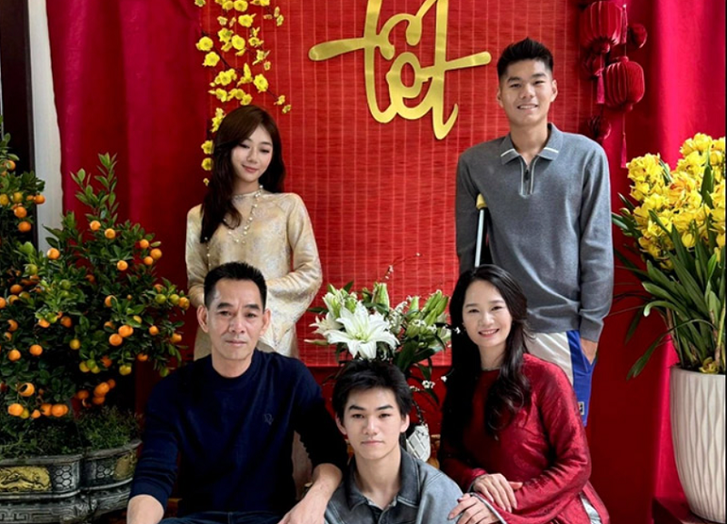 van-quyet-mang-tet-am-ap-den-hieu-minh-giua-quang-thoi-gian